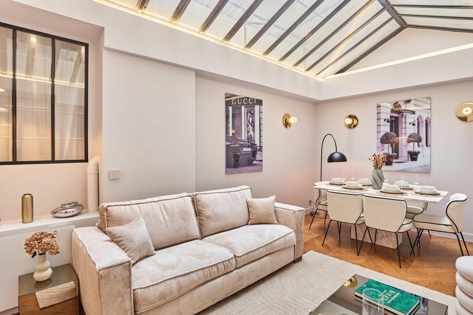 Superb Air-conditioned Flat On The Champs Elysees Paris